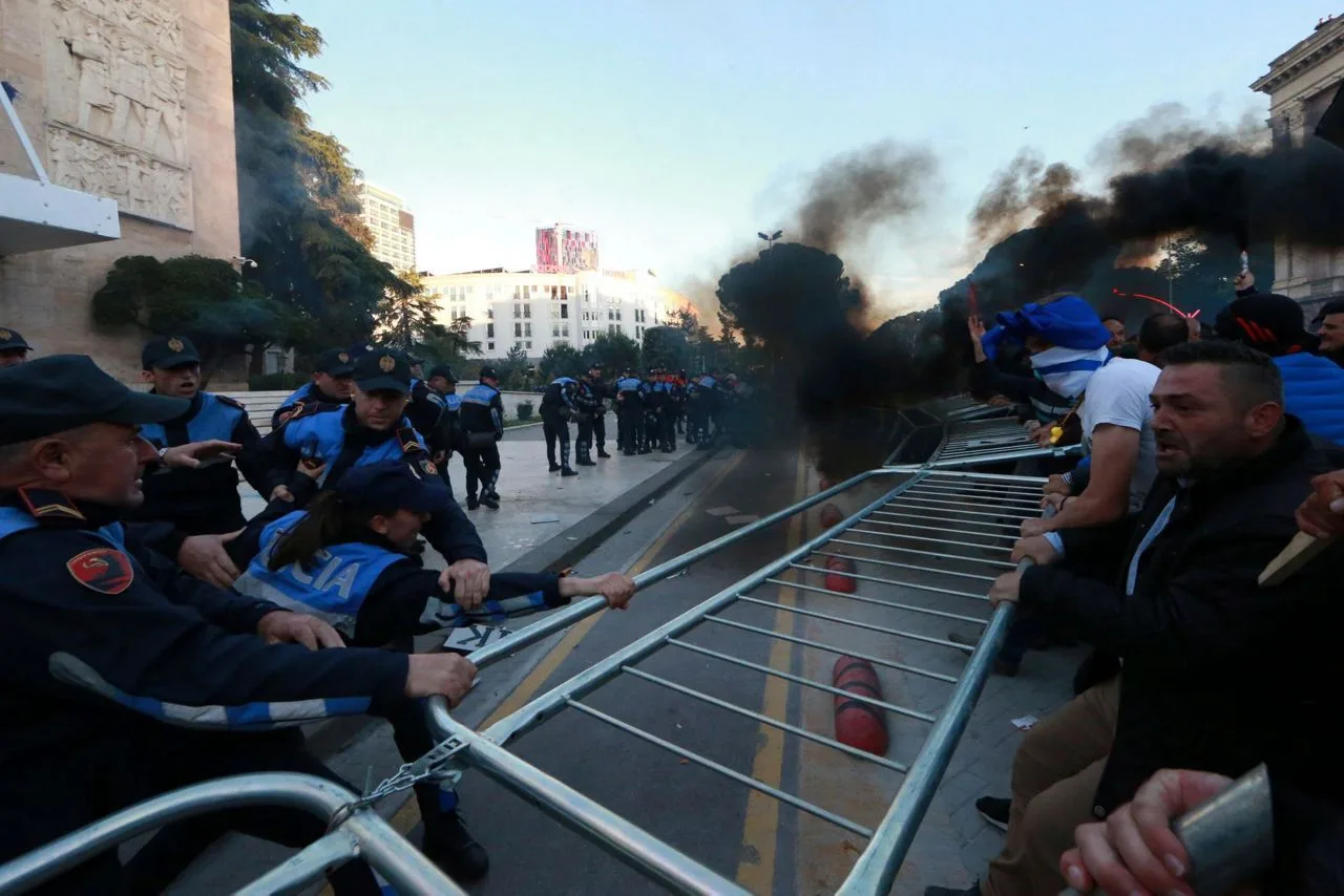 Масовни протести во Тирана против градежните проекти во Зврнец