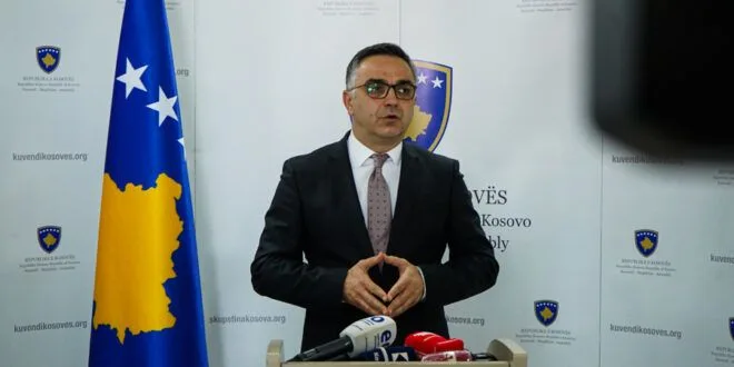 Тахири: „Албин баба“ ја остави Косово сираче, Ветевендосје ги злоупотребува децата