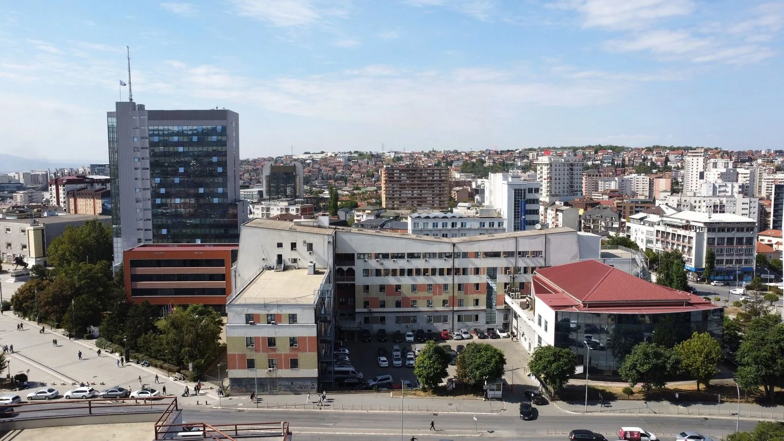 Përçarja politike në Kosovë: Partitë opozitare mbështesin gazin, Vetëvendosje mbetet skeptike