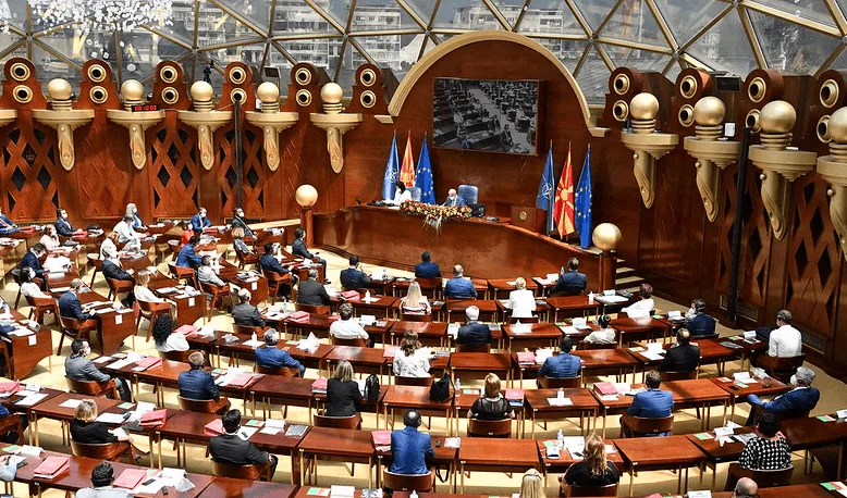 Përplasje të forta në Kuvendin e Maqedonisë së Veriut për zëvendësimin e 'Balancuesit'
