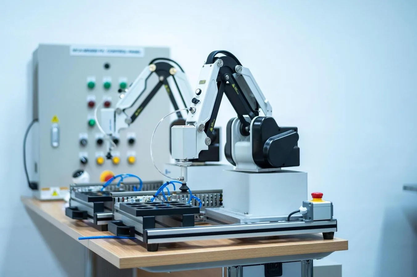Roboti humanoid magjeps blerësit në Pekin, dëshmi e dominimit të Kinës në robotikë