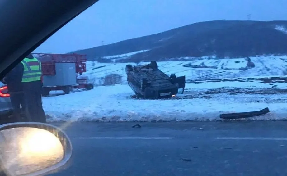 Tre të lënduar në një aksident trafiku në Novosellë të Pejës